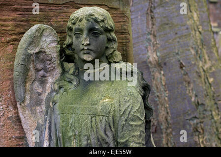 Un mémorial usées ou cassées, avec la figure d'un ange en Dalry Cimetière, Édimbourg, Écosse, Royaume-Uni. Banque D'Images