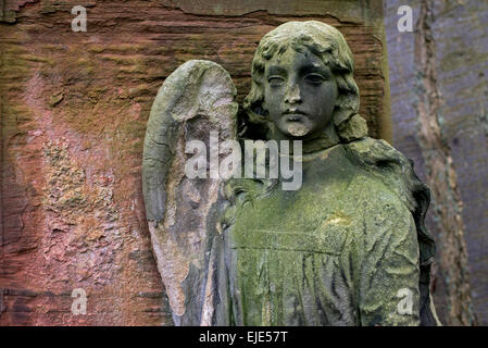 Un mémorial usées ou cassées, avec la figure d'un ange en Dalry Cimetière, Édimbourg, Écosse, Royaume-Uni. Banque D'Images