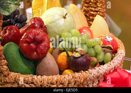 Variété de panier de fruits exotiques tropicaux Banque D'Images