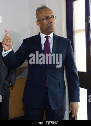 Londres, Royaume-Uni. 23 Mar 2015. Maire de Tower Hamlets, Lutfur Rahman visite le Royal London Hospital à Whitechapel, Londres est le 23 mars 2015. Le Royal London Hospital a été vendue à Tower Hamlets council for £9m le mois dernier qui va réaménager en un nouvel hôtel de ville et la plaque tournante de Tower Hamlets, faisant partie de la Vision de Whitechapel et masterplan régénération de Whitechapel. Credit : EL pics/Alamy Live News Banque D'Images