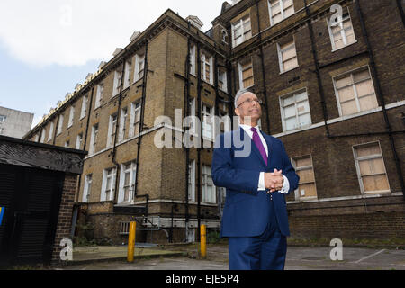 Londres, Royaume-Uni. 23 Mar 2015. Maire de Tower Hamlets, Lutfur Rahman visite le Royal London Hospital à Whitechapel, Londres est le 23 mars 2015. Le Royal London Hospital a été vendue à Tower Hamlets council for £9m le mois dernier qui va réaménager en un nouvel hôtel de ville et la plaque tournante de Tower Hamlets, faisant partie de la Vision de Whitechapel et masterplan régénération de Whitechapel. Credit : EL pics/Alamy Live News Banque D'Images