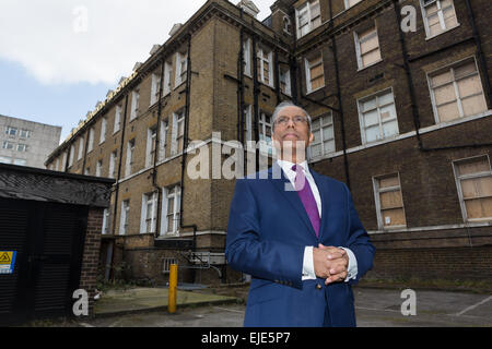 Londres, Royaume-Uni. 23 Mar 2015. Maire de Tower Hamlets, Lutfur Rahman visite le Royal London Hospital à Whitechapel, Londres est le 23 mars 2015. Le Royal London Hospital a été vendue à Tower Hamlets council for £9m le mois dernier qui va réaménager en un nouvel hôtel de ville et la plaque tournante de Tower Hamlets, faisant partie de la Vision de Whitechapel et masterplan régénération de Whitechapel. Credit : EL pics/Alamy Live News Banque D'Images