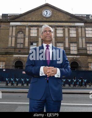 Londres, Royaume-Uni. 23 Mar 2015. Maire de Tower Hamlets, Lutfur Rahman visite le Royal London Hospital à Whitechapel, Londres est le 23 mars 2015. Le Royal London Hospital a été vendue à Tower Hamlets council for £9m le mois dernier qui va réaménager en un nouvel hôtel de ville et la plaque tournante de Tower Hamlets, faisant partie de la Vision de Whitechapel et masterplan régénération de Whitechapel. Credit : EL pics/Alamy Live News Banque D'Images