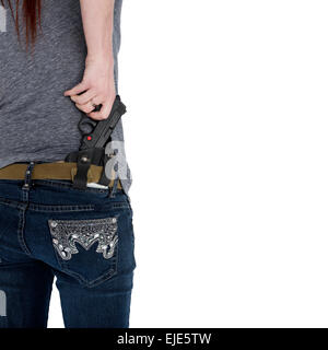 Femme tirant son arme à la main à partir de Étui de Banque D'Images