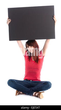 La jeune femme assise en carton noir vide Banque D'Images