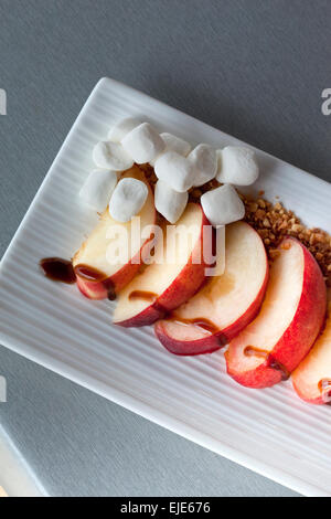 Dessert avec les nectarines, guimauve et sorbet à la fraise Banque D'Images