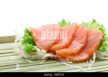 Salade de sashimi de saumon frais sur le plat en bambou Banque D'Images