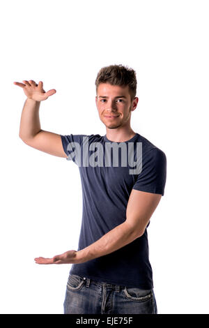 Handsome young man holding empty espace vertical entre les mains de votre produit ou du texte Banque D'Images