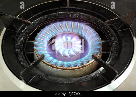 Brûleur à gaz GPL sex blue fire flammes d'un fourneau pour la cuisine dans une cuisine Banque D'Images