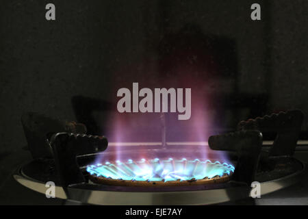 Brûleur à gaz GPL à partir d'une plaque de cuisson four cuisinière dans la cuisine sur fond noir Banque D'Images