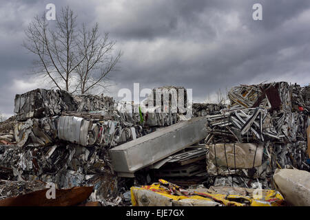 Heap de cubes de ferraille recyclée junk avec des nuages et des arbres au printemps toronto Banque D'Images