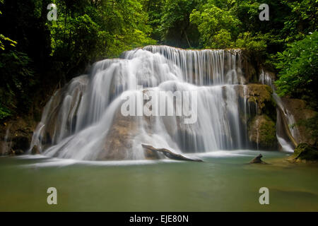 Chute d'Khamin-Paradise Huay Mae situé dans Forêt profonde de la Thaïlande Banque D'Images