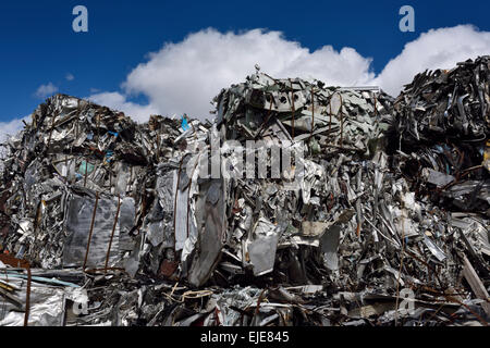 Balles de ferraille recyclée dans junkyard avec ciel bleu nuages Toronto Banque D'Images