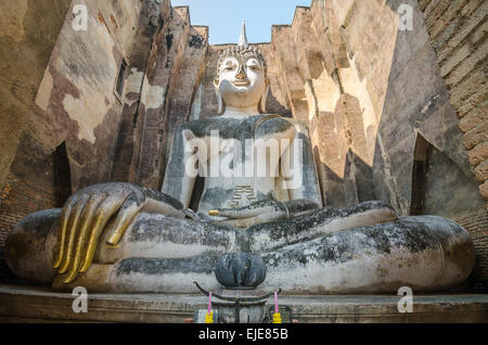 Ancienne statue de Bouddha. Le parc historique de Sukhothai, Thaïlande, province de Sukhothai Banque D'Images