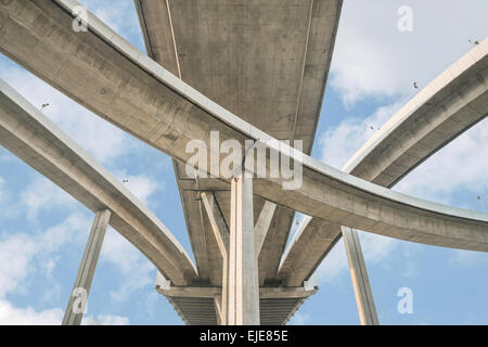 L'autoroute surélevée. La courbe du pont suspendu, la Thaïlande. Banque D'Images