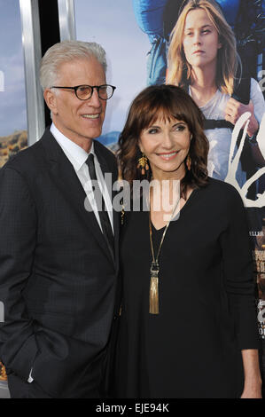 LOS ANGELES, CA - le 19 novembre 2014 : Ted Danson et Mary Steenburgen au Los Angeles premiere de 'Wild' au Samuel Goldwyn Theatre, Los Angeles. Banque D'Images