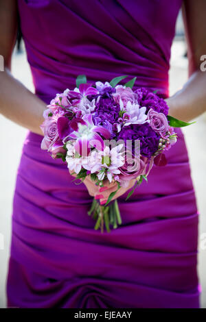 Bouquet de fleurs pour mariage avec un thème violet de demoiselle Banque D'Images