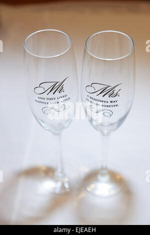 M. et Mme Champagne flutes à un mariage Banque D'Images