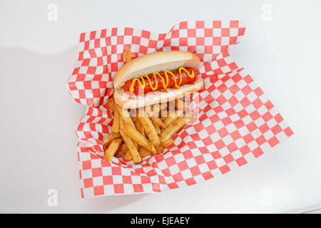 Hot-dog et frites Banque D'Images