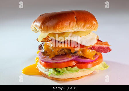 Petit-déjeuner frais et d'oeufs bacon cheeseburger avec frites croustillantes Banque D'Images