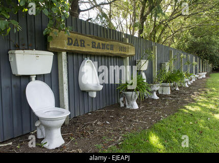 Greymouth, Nouvelle-Zélande. Mar 21, 2015. Les automobilistes peuvent obtenir rincée avec de l'excitation quand ils repèrent des toilettes et urinoirs 14 -- certains débordant de plantes -- le long d'une clôture en bois sur la côte ouest de l'île Sud de la Nouvelle-Zélande. © PJ Heller/ZUMA/Alamy Fil Live News Banque D'Images