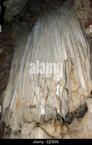 Stalactites et stalagmites dans la grotte de Tham Lod National Park, province de Mae Hong Son, Thaïlande Banque D'Images