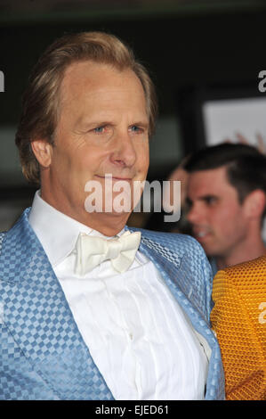 LOS ANGELES, CA - 3 NOVEMBRE 2014 : Jeff Daniels à la première de son film 'Dumb et Dumber d' au Regency Village Theatre, Westwood. Banque D'Images