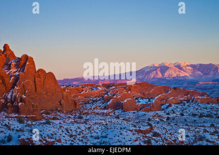 Arches National Park en hiver, avec la chaude lumière du soleil couchant, Utah, United States. Banque D'Images