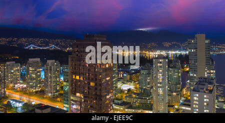 Vancouver, Colombie-Britannique Canada Cityscape with Street Light Trails Stanley Park Grouse Mountain View at Dusk Banque D'Images