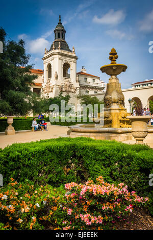 Des fleurs et une fontaine à l'extérieur de l'Hôtel de Ville de Pasadena, en Californie. Banque D'Images