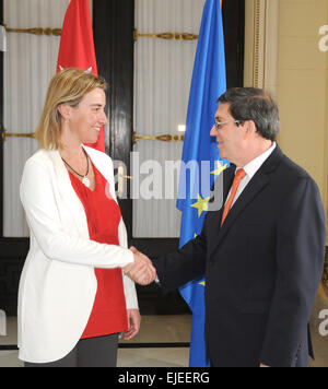 La Havane, Cuba. 24Th Mar, 2015. Le Ministre cubain des Affaires étrangères Bruno Rodriguez (R) rencontre avec l'Union européenne pour la politique étrangère Federica Mogherini dans la ville de La Havane, capitale de Cuba, le 24 mars 2015. Responsable de la politique étrangère de l'Union européenne Federica Mogherini est arrivé lundi à Cuba pour une visite officielle de deux jours visant à renforcer la coopération bilatérale. © Miguel Guzman Ruiz/Prensa Latina/Xinhua/Alamy Live News Banque D'Images