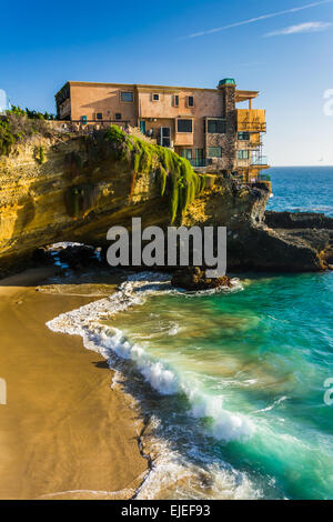 Vue d'une maison sur une falaise et une petite anse at Table Rock Beach, à Laguna Beach, Californie. Banque D'Images