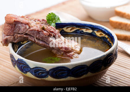 Close up de soupe de légumes avec de la viande fumée Banque D'Images