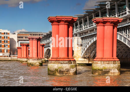 Blackfriars pont de chemin de fer, et les piliers d'un pont plus ancien qui a été retiré, Londres, Angleterre. Banque D'Images