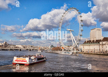 City Cruises riverboat près du London Eye, Londres, Angleterre. Banque D'Images