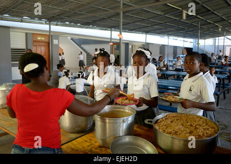 La Distribution alimentaire dans la salle à manger, Basile Moreau à l'école primaire, Carrefour, Port-au-Prince, Ouest, Haïti Ministère Banque D'Images