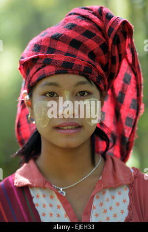 Femme Palaung avec thanaka sur son visage, l'État de Shan, Myanmar Banque D'Images