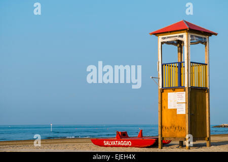 Lifeguard tower et de sauvetage bateau, mer Adriatique, Italie Banque D'Images