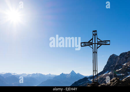 Sommet cross, Mt Kleiner Heubergkopf, 1508m, Mt Watzmann au centre, Mt Steinernes Meer sur la gauche, Mt Berchtesgadener Banque D'Images