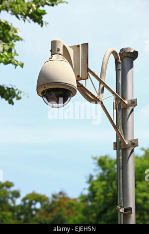 Sécurité surveillance CCTV Camera on blue sky Banque D'Images