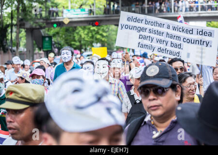 BANGKOK, THAÏLANDE - 30 juin : des manifestants non identifiés, V pour la Thaïlande groupe, porter des masques de Guy Fawkes pour protester contre gouvernement corruptio Banque D'Images