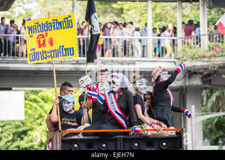 BANGKOK, THAÏLANDE - 30 juin : des manifestants non identifiés, V pour la Thaïlande groupe, porter des masques de Guy Fawkes pour protester contre gouvernement corruptio Banque D'Images