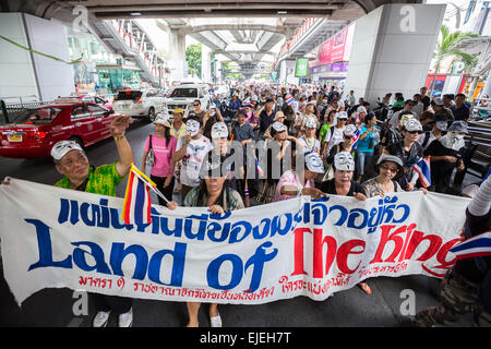 BANGKOK, THAÏLANDE - 30 juin : des manifestants non identifiés, V pour la Thaïlande groupe, porter des masques de Guy Fawkes pour protester contre gouvernement corruptio Banque D'Images