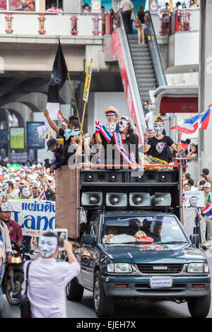 BANGKOK, THAÏLANDE - 30 juin : des manifestants non identifiés, V pour la Thaïlande groupe, porter des masques de Guy Fawkes pour protester contre gouvernement corruptio Banque D'Images