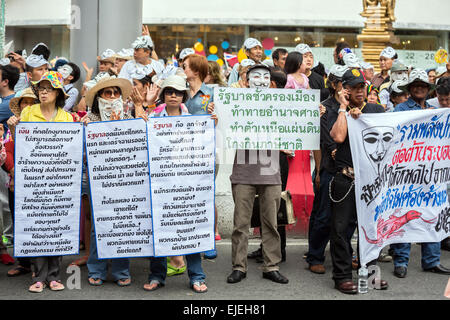 BANGKOK, THAÏLANDE - 30 juin : des manifestants non identifiés, V pour la Thaïlande groupe, porter des masques de Guy Fawkes pour protester contre gouvernement corruptio Banque D'Images