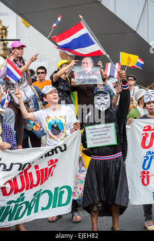 BANGKOK, THAÏLANDE - 30 juin : des manifestants non identifiés, V pour la Thaïlande groupe, porter des masques de Guy Fawkes pour protester contre gouvernement corruptio Banque D'Images