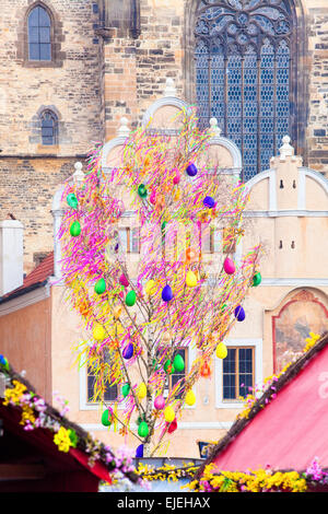 République tchèque, Prague - Arbre de Pâques sur la place de la Vieille Ville Banque D'Images