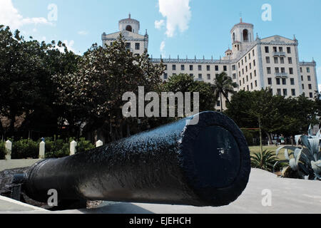 Un 305mm canon espagnol Ordonez, dédiée à l'Hôtel Nacional de Cuba le 25 avril 1958, commémore l'allumage sur l'USS Montgomery en Espagne durant la guerre américano-cubaine sur la nuit de Juin 13th, 1898. Banque D'Images