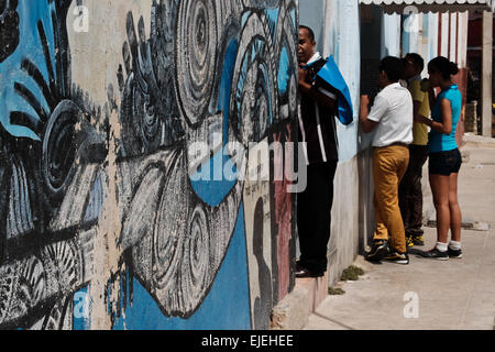 Sur l'affichage public de l'oeuvre caractérise Hamel's Alley, Callejon de Hamel, dans le quartier de Cayo Hueso, près de l'Université de La Havane. Banque D'Images