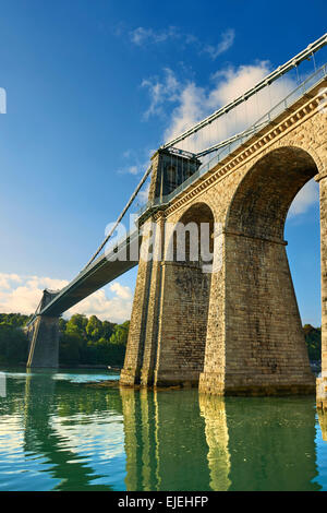 Pont suspendu de Menai, achevée en 1826, la traversée du détroit de Menai entre l'île d'Anglesey et de la partie continentale du pays de Galles Banque D'Images